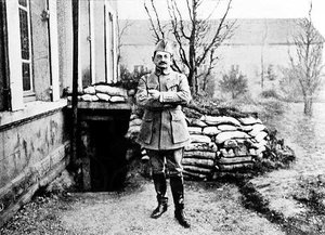General Charles Marie Emmanuel Mangin (1866-1925) Frente a su Puesto, 1916 de French Photographer